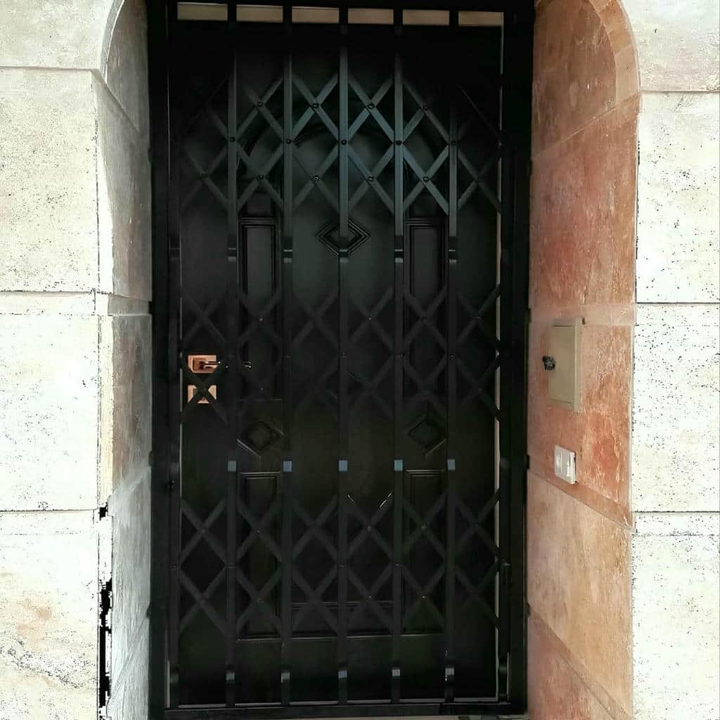 درب آکاردئونی آپارتمان دوبل هماهنگ با درب طرح چوب