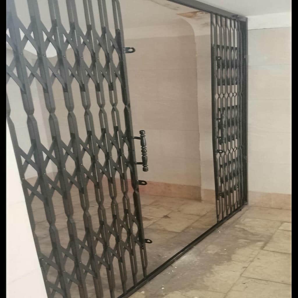 درب آکاردئونی طلایی سلطنتی با پرچ منظم و نمای باشکوه