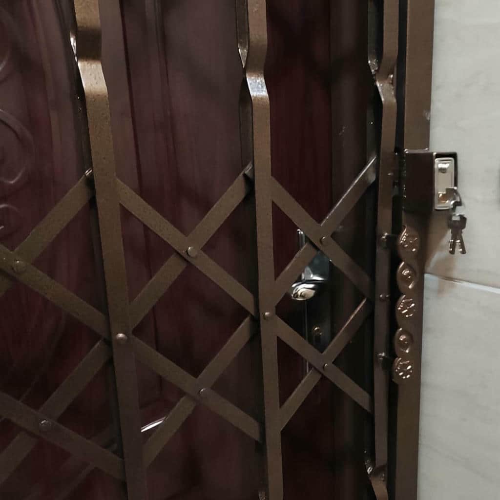 درب آکاردئونی مدرن مشکی ورودی اداری با خطوط عمودی