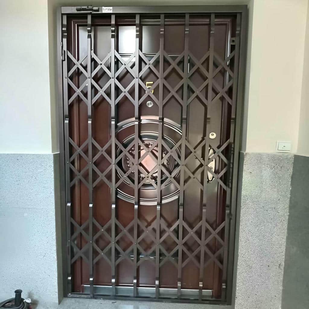 تولید درب حفاظ فلزی ورودی واحد با شبکه منظم