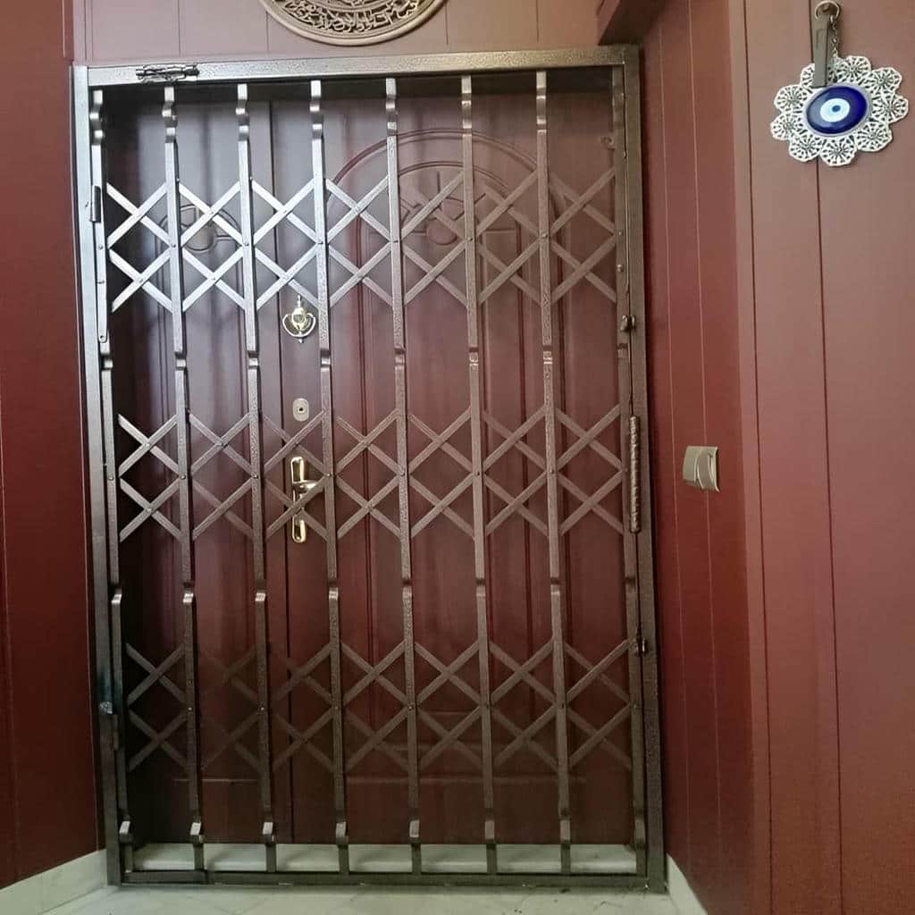 درب آکاردئونی مدرن مشکی ورودی اداری با لوزی کشیده