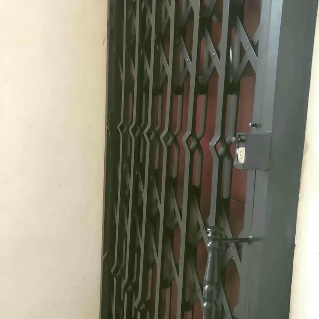 نصب درب ریلی آکاردئونی کم جا با مسیر تراز