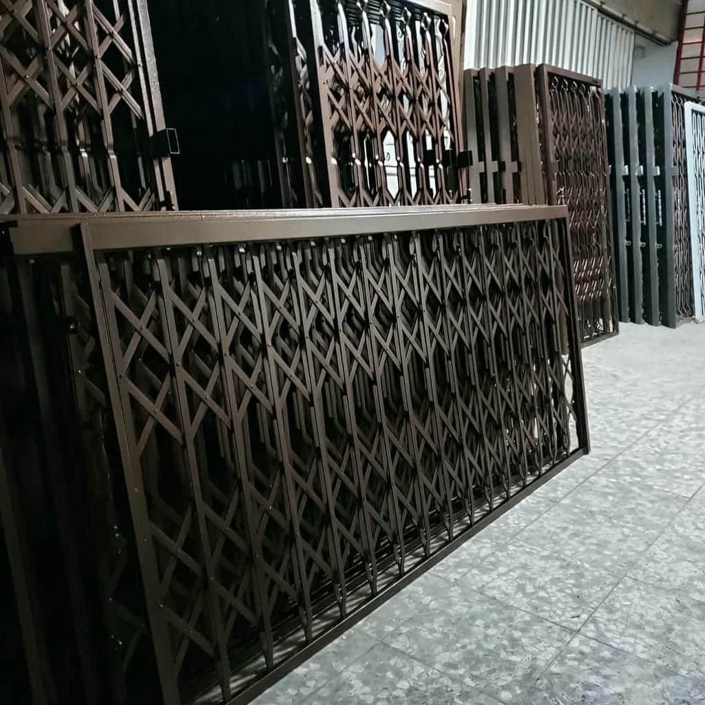 حفاظ آکاردئونی لوزی تسمه پهن مشکی مات برای ورودی مدرن