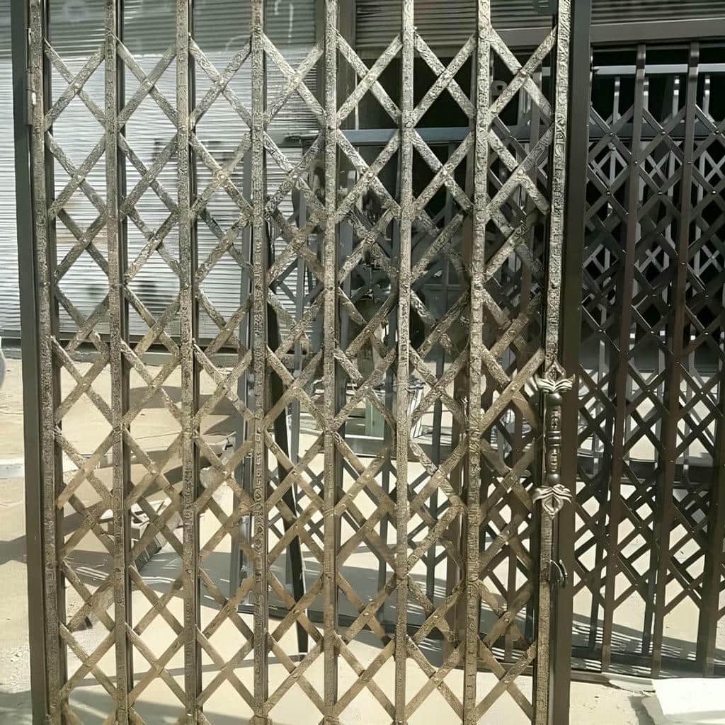 حفاظ آکاردئونی دو جداره ورودی نقش دار هماهنگ با طرح چوب