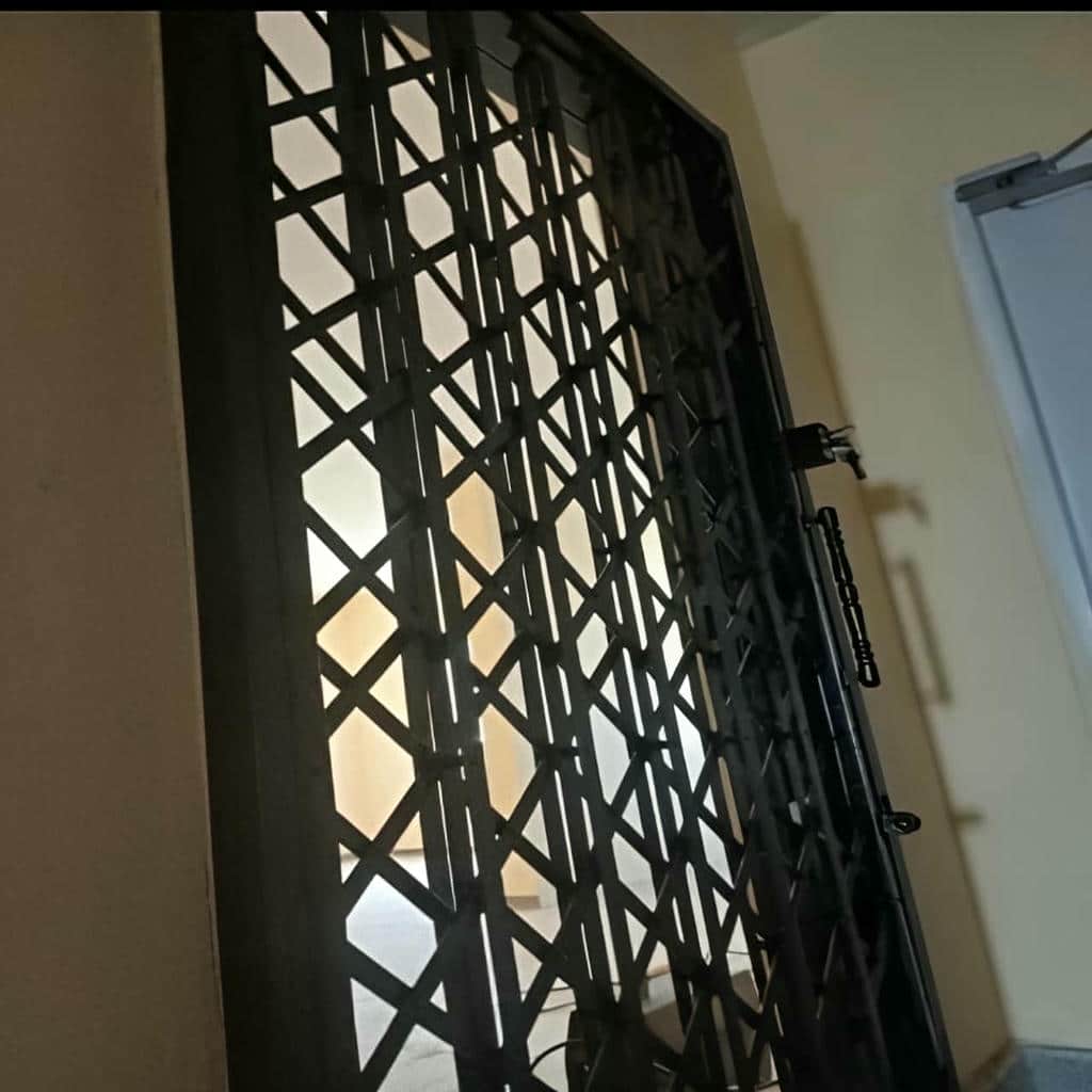 درب آکاردئونی برای دفتر کار با رنگ طوسی مدرن درب آکاردئونی برای دفتر کار با رنگ طوسی مدرن