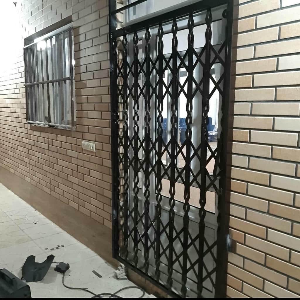 درب آکاردئونی مشکی طلایی با پوشش مات یکدست