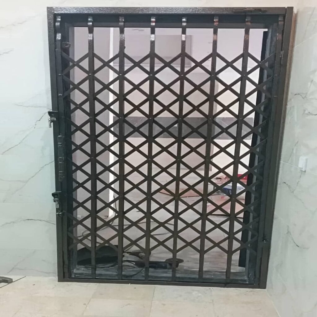 نصب حفاظ درب ضد سرقت فلزی با قاب تراز