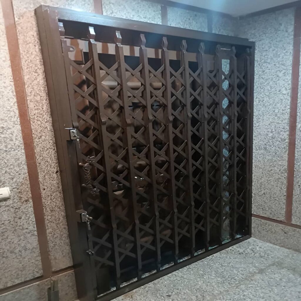 حفاظ پشت درب آپارتمان ریلی سفید مناسب راهروی کم نور