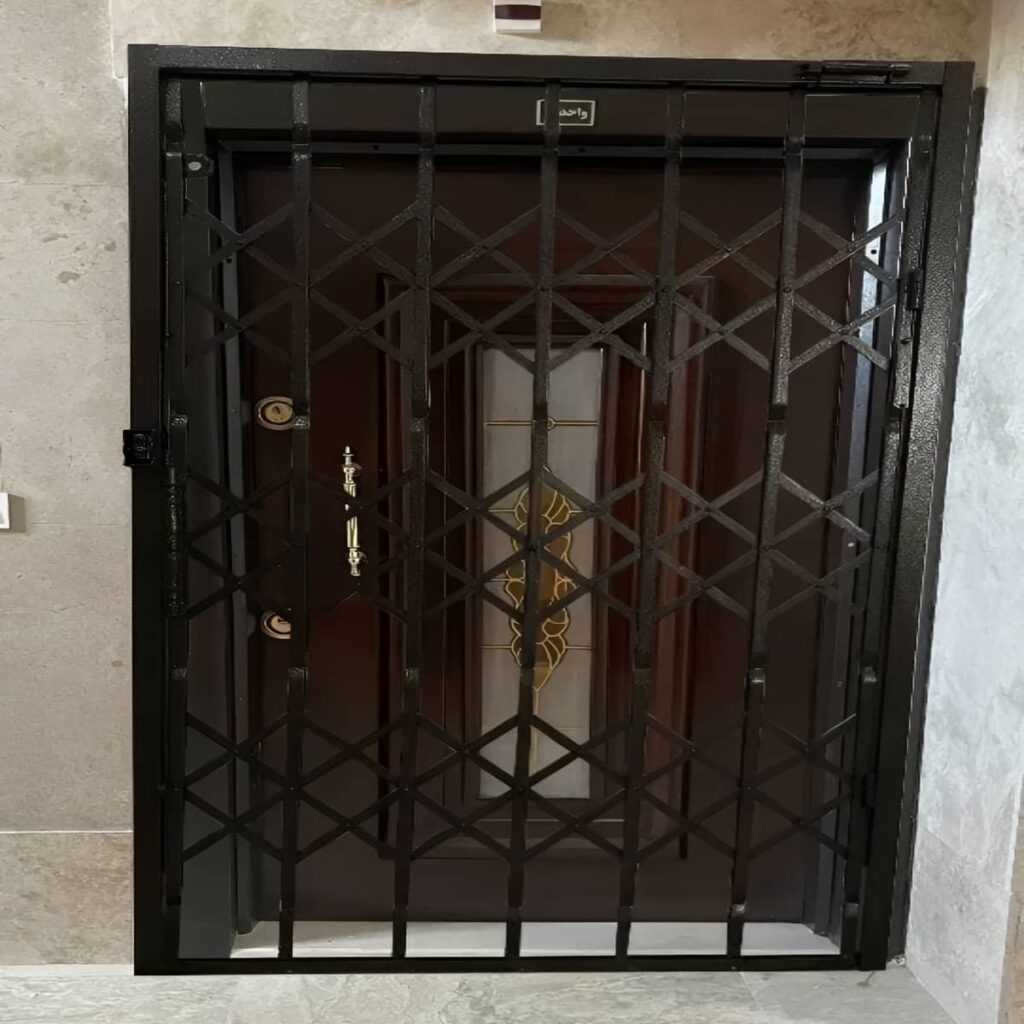 سفارش درب آکاردئونی برای دفتر با شبکه متقارن