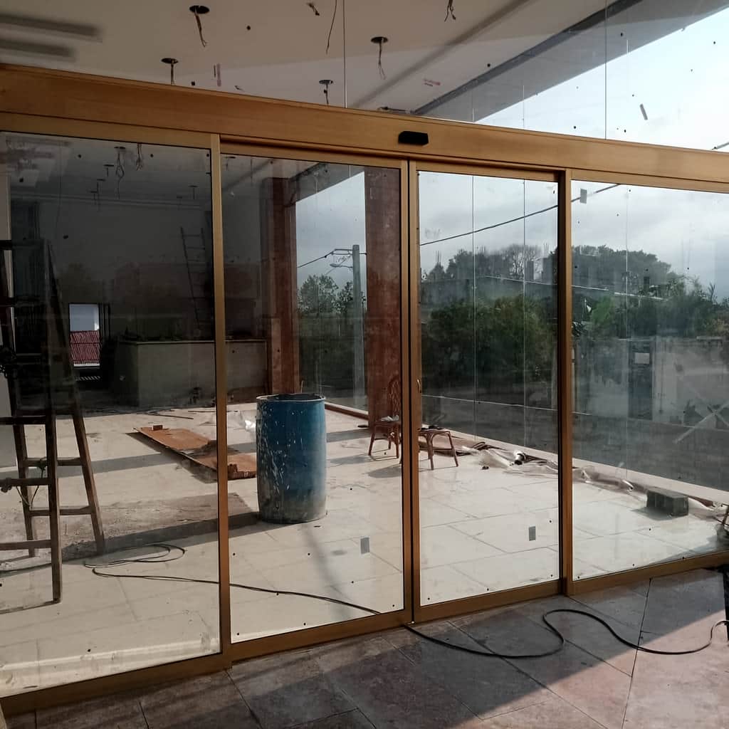 درب شیشه ای سکوریت اتوماتیک تک لنگه با فرم مینیمال