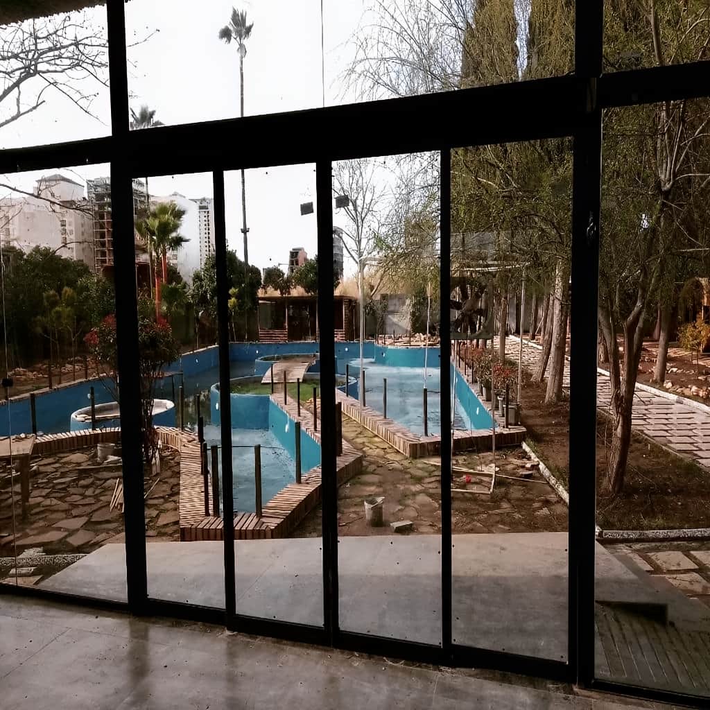 قیمت درب شیشه ای پرتردد بر اساس مدل و ابعاد