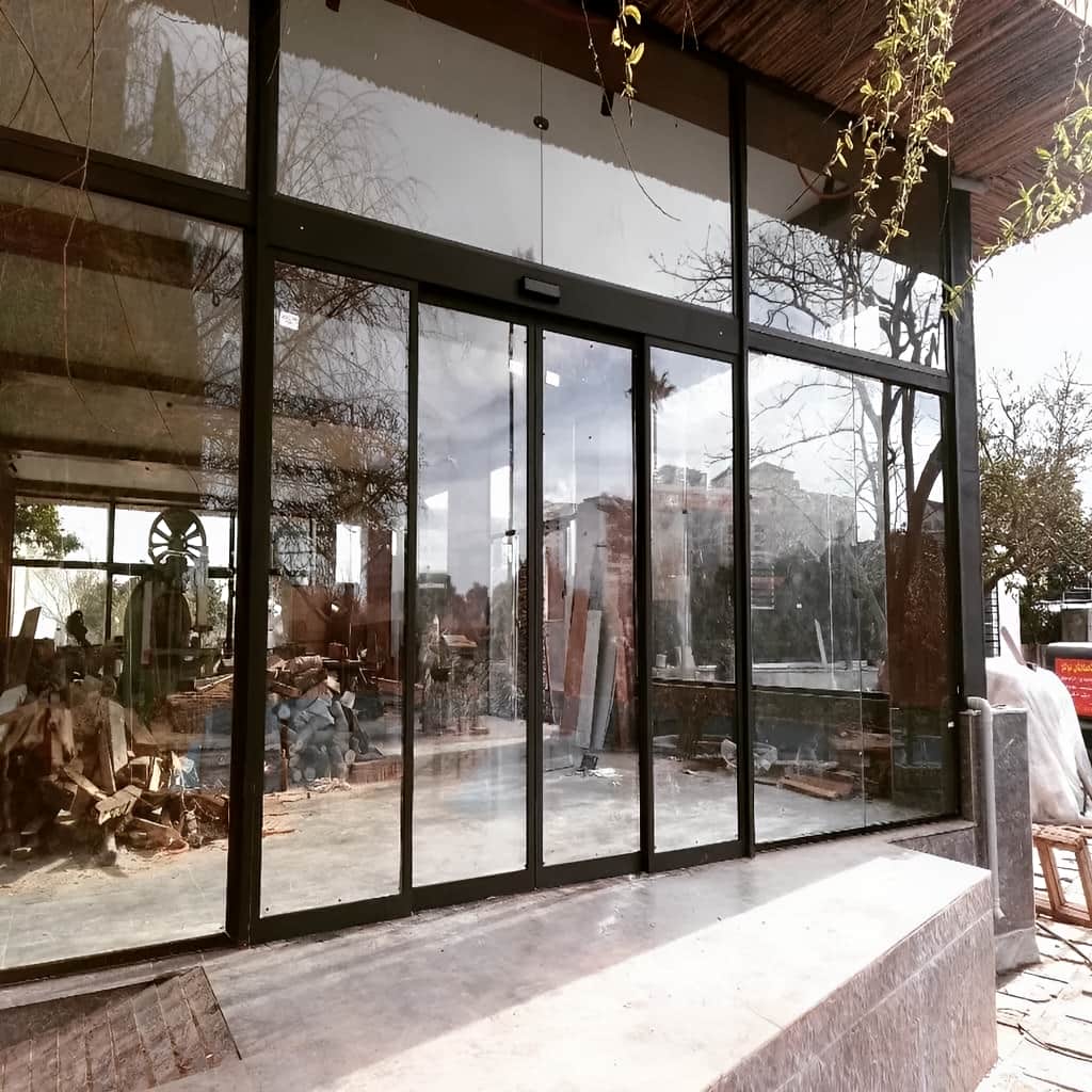 درب شیشه ای سکوریت اتوماتیک فریم لس با نمای روشن