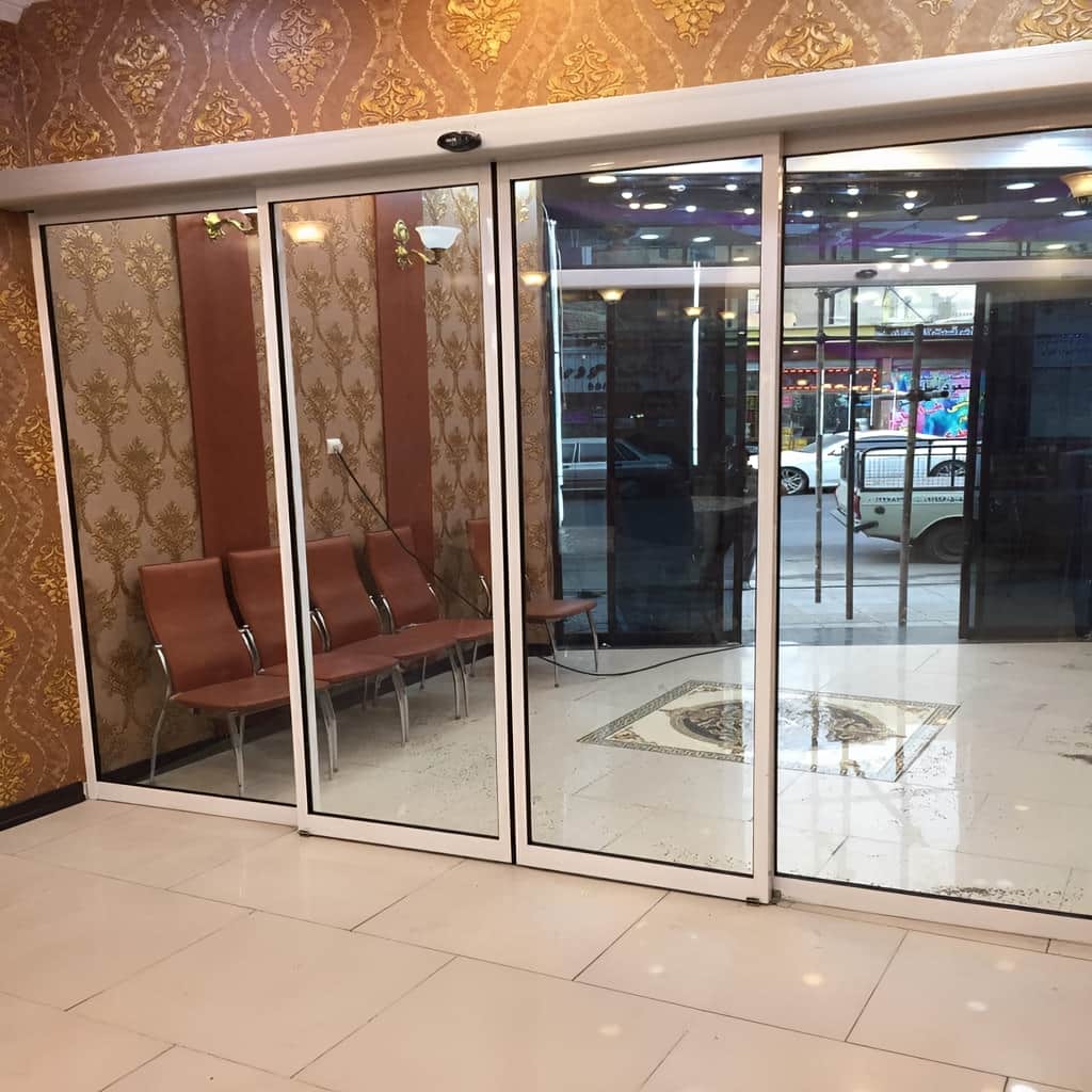 نصب درب شیشه ای پرتردد با ریل تراز