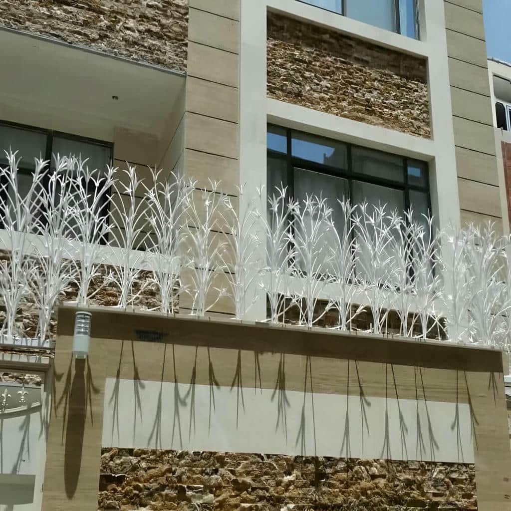 حفاظ نمای سنگی ویلا با مدل لیلیوم و فرم گل‌مانند