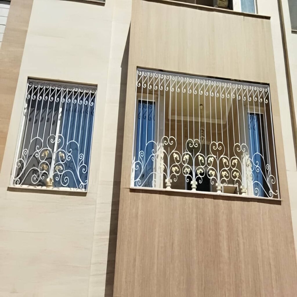 حفاظ پنجره طرح دار لیزری با نقش هندسی نمای مدرن