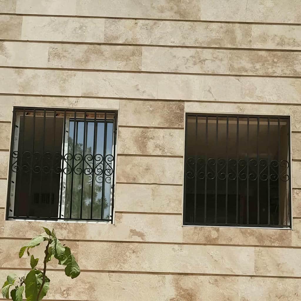 طرح حفاظ پنجره رنگی کوره ای طوسی با شبکه هندسی خلوت