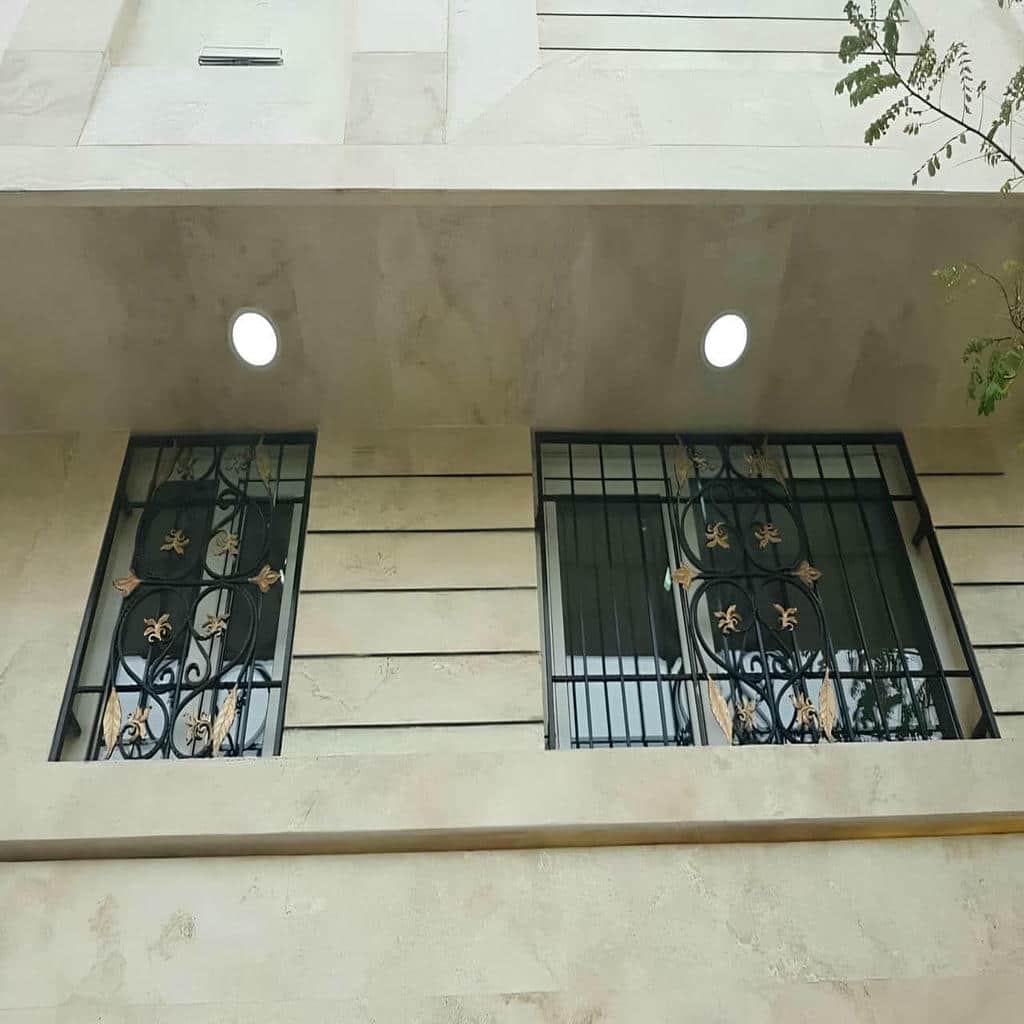 نصب حفاظ پنجره فرفورژه با قاب و گل مرکزی تراز