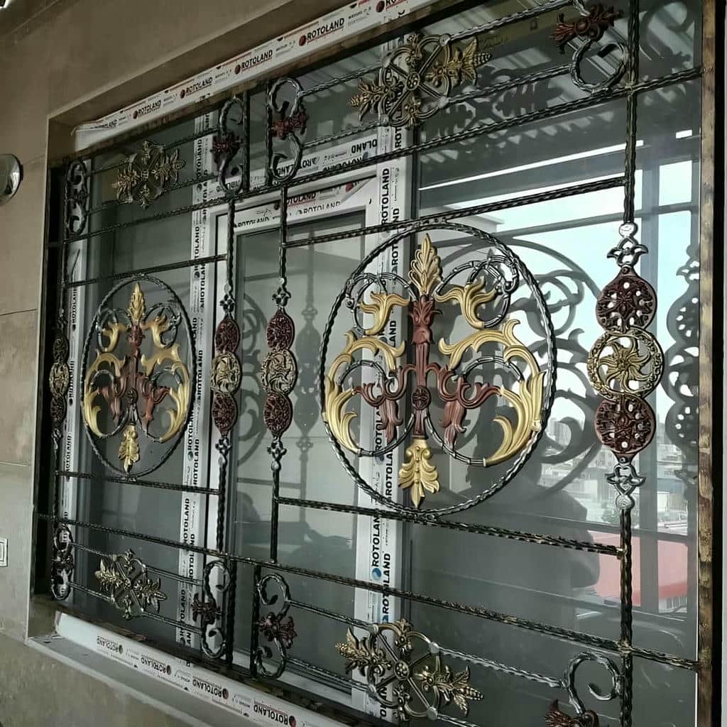 حفاظ پنجره دوجداره ضد سرقت با خطوط عمودی نمای مدرن