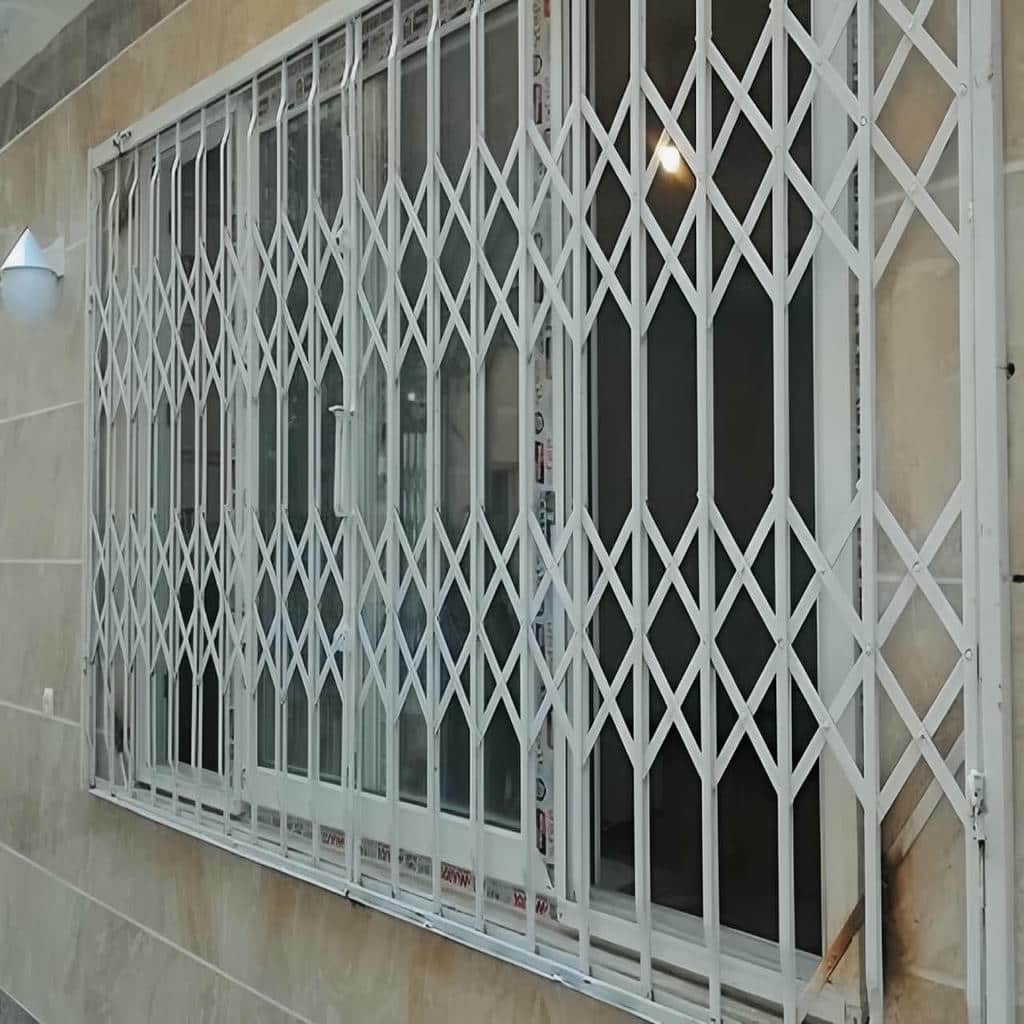 حفاظ پنجره مدرن شبکه هندسی مربع هماهنگ با نمای مینیمال