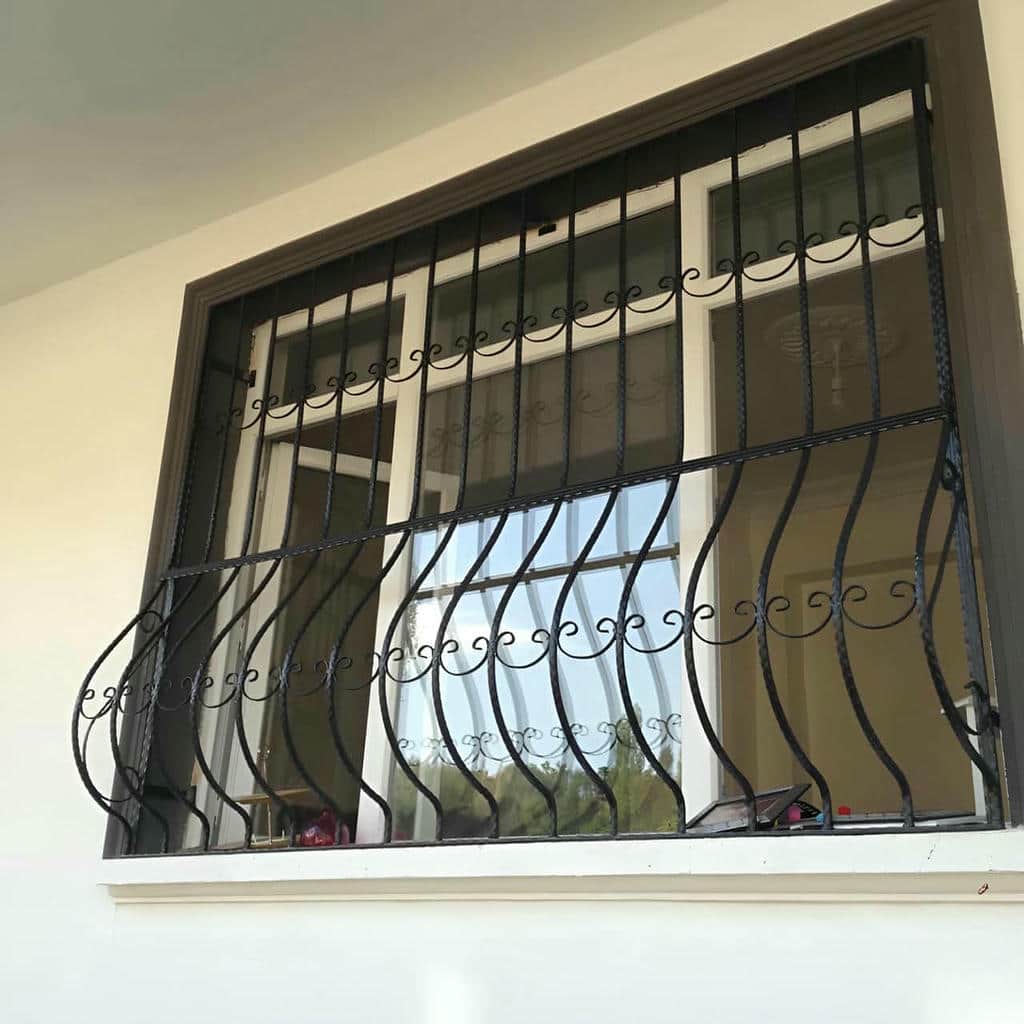 نصب حفاظ پنجره پیچ و رولپلاک داخل دهانه