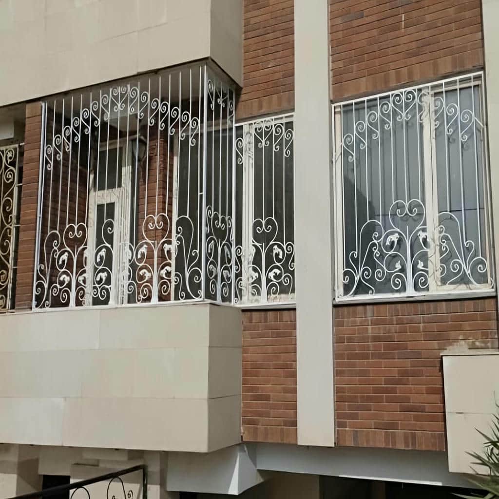 نصب حفاظ پنجره طرح دار لیزری داخل دهانه