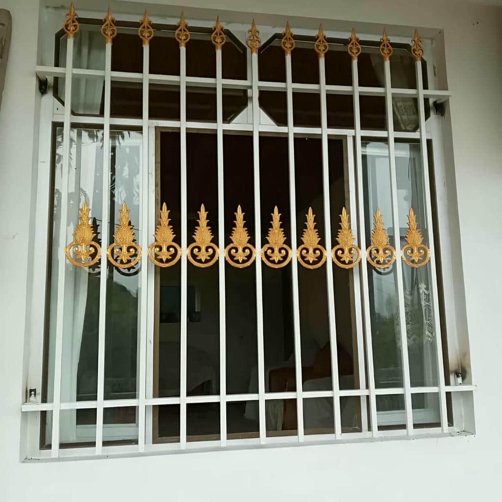 اجرای حفاظ پنجره قوطی آهنی با اتصالات کمنما