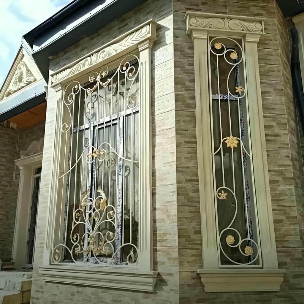 ساخت حفاظ پنجره فرفورژه با گل‌های ظریف تکرارشونده