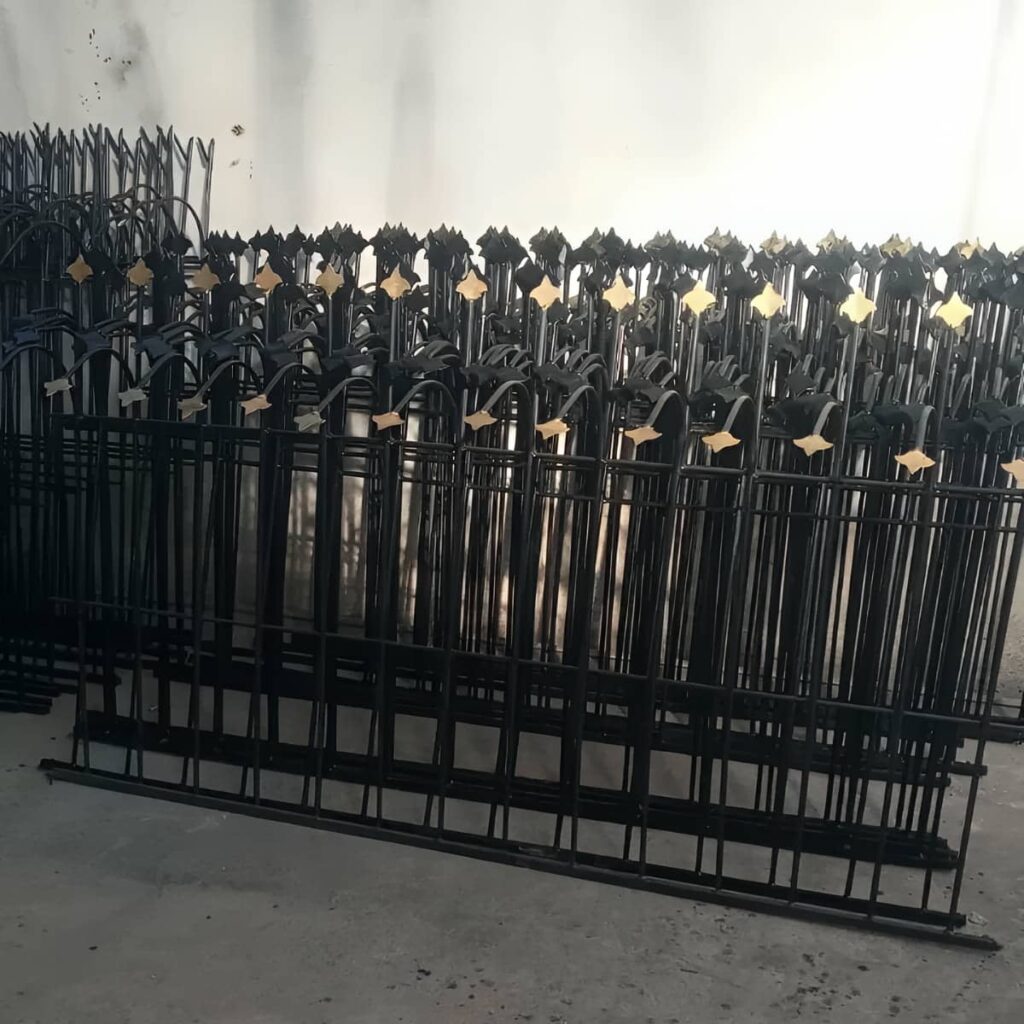 حفاظ دیوار کلاسیک سرنیزه ساده با نمای رسمی