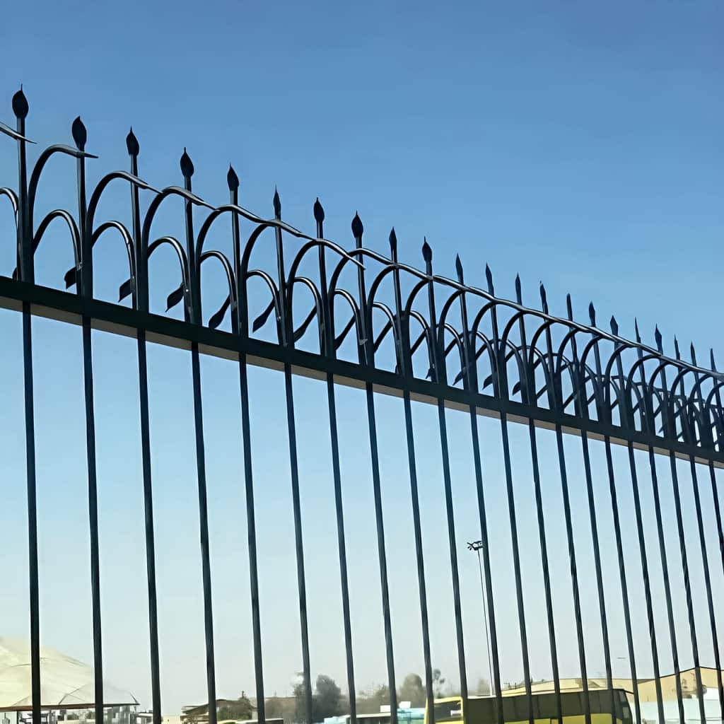 حفاظ سرنیزه دوبل هماهنگ با ورودی سنگی کلاسیک