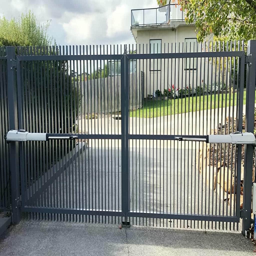 مدل درب برقی ویلایی طرح چوب برای محوطه سبز