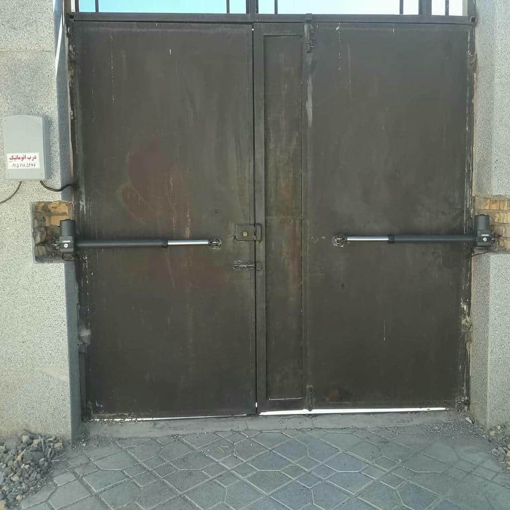 مدل درب برقی لولایی طرح چوب برای محوطه سبز