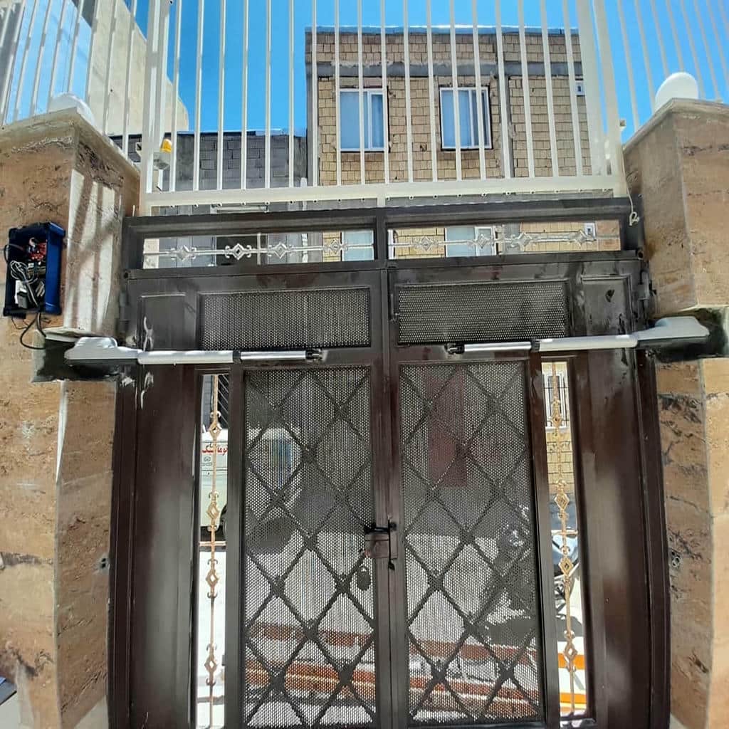 خرید درب برقی حیاط لولایی با پنل یکپارچه