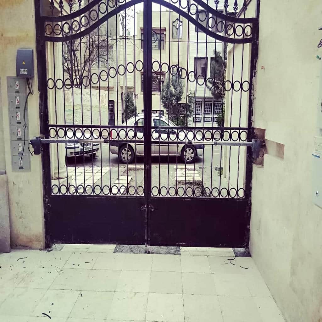 خدمات درب جک دار بازویی با حرکت نرم و هماهنگ