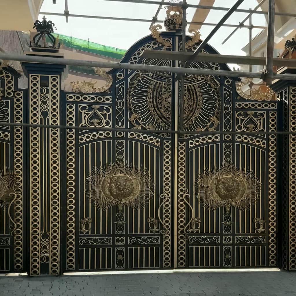 درب ورودی باغ ویلایی با رنگ هماهنگ و نمای چشم‌نواز