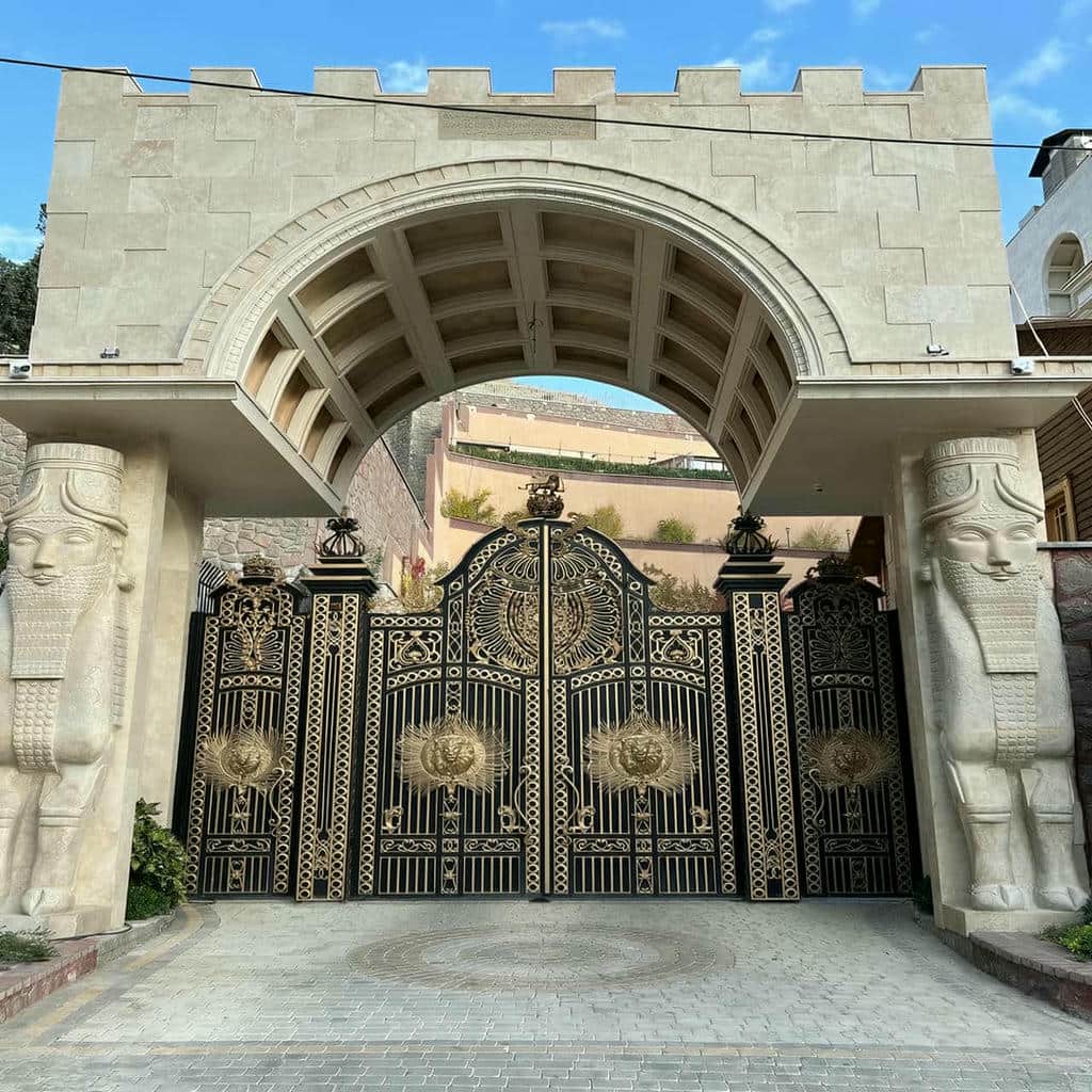 خرید درب ساختمان فرفورژه گل دار با رنگ متناسب نما