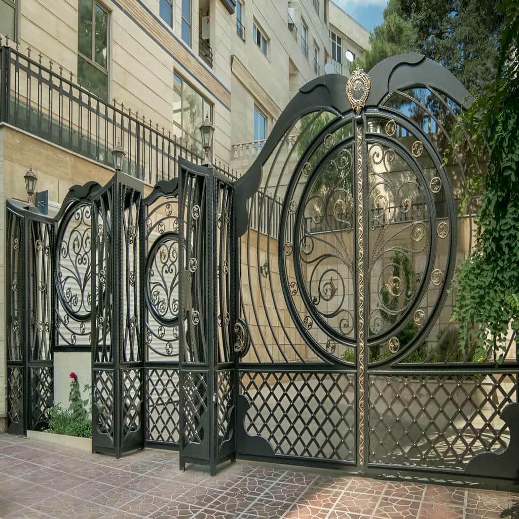 درب فلزی طرح چوب ورودی با رگه طبیعی و نمای هماهنگ