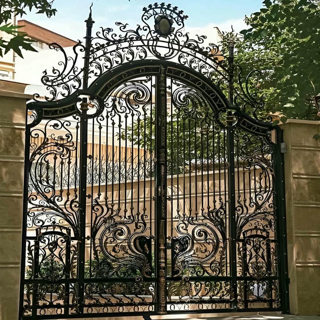 قیمت درب حیاط پانل دار با توجه به مدل و متریال