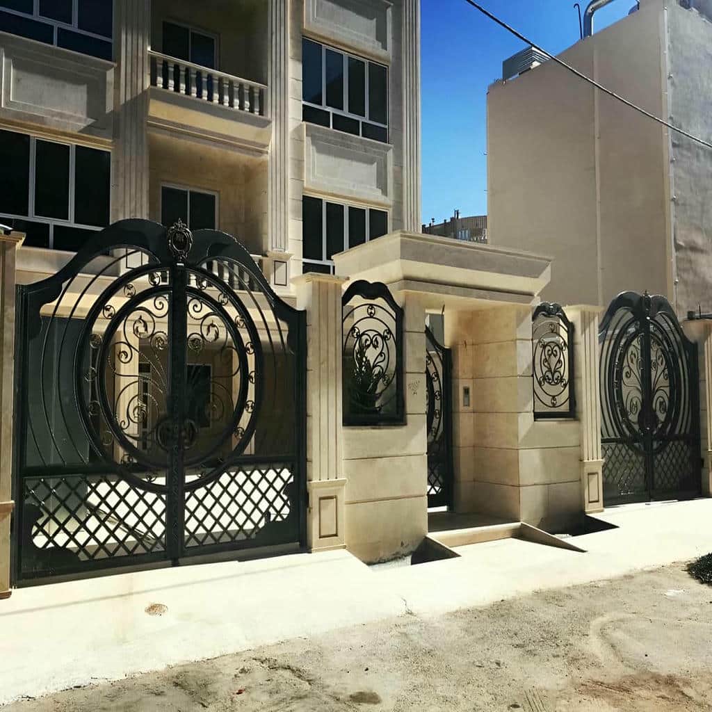 نصب درب ویلایی ترموود نما چوب با اجرای تمیز و تراز