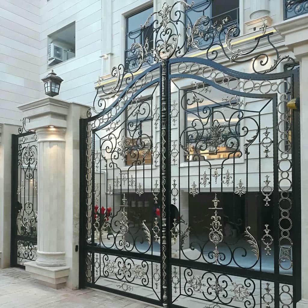 درب نفررو ویلا با طرح فرفورژه ظریف و نمای کلاسیک