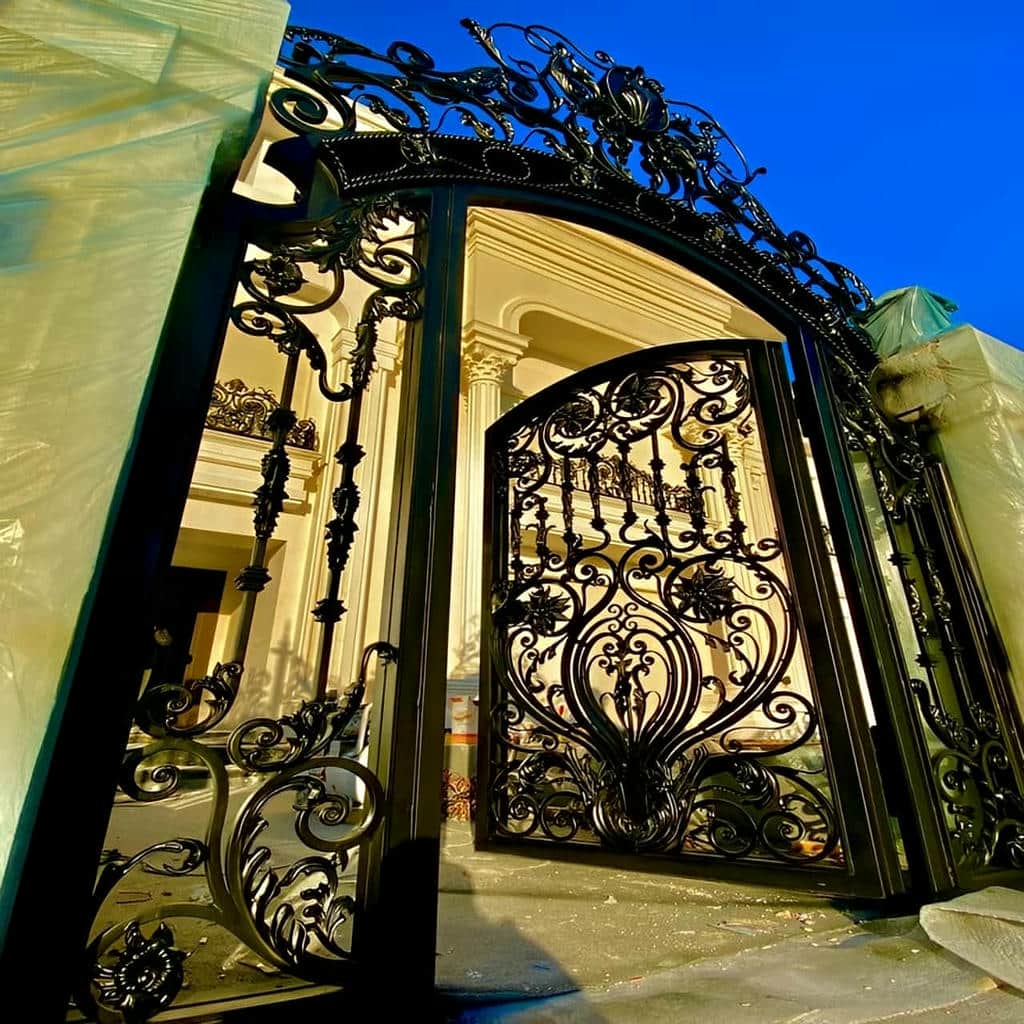 خرید درب آهنی ساده قاب دار با رنگ متناسب نما