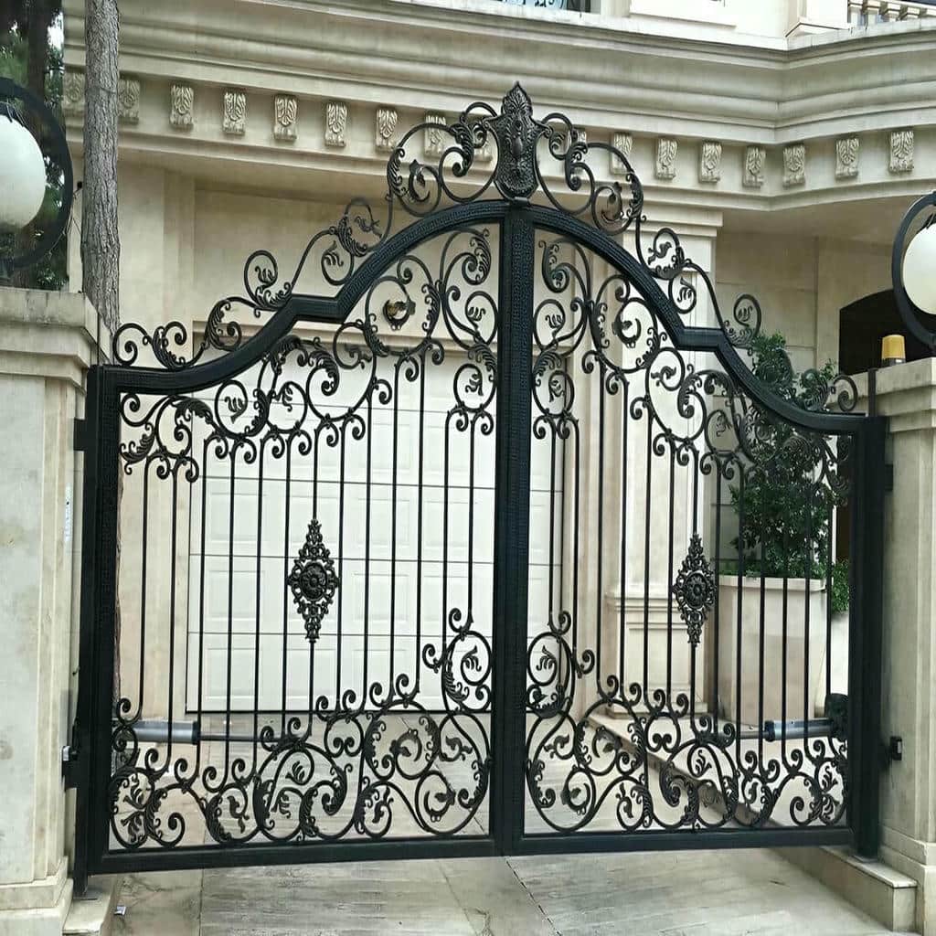 خرید درب فلزی مدرن پنل مشبک با رنگ متناسب نما