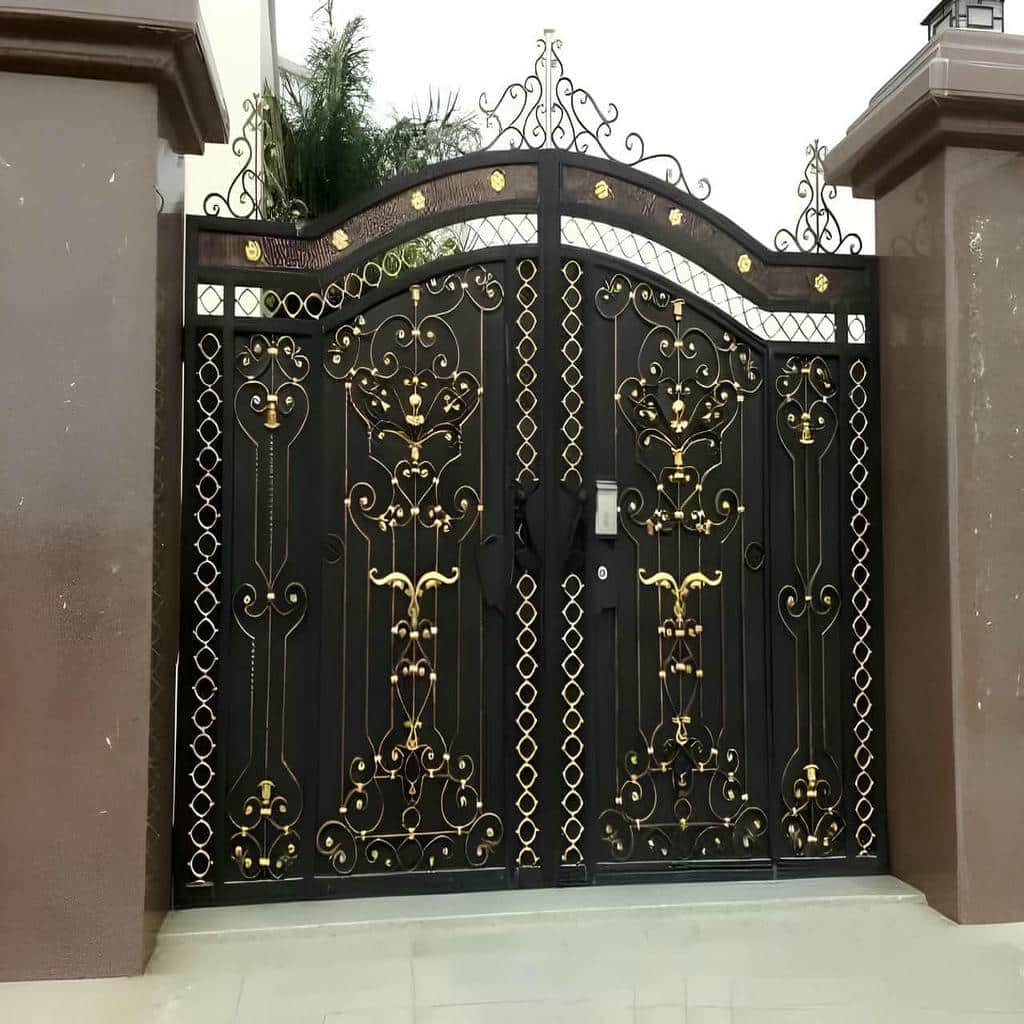 اجرای درب حیاط پانل دار برای ورودی پارکینگ