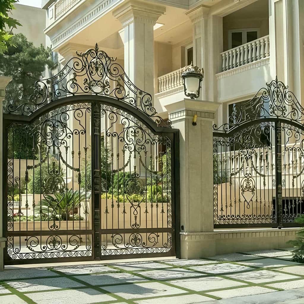 درب ساختمان فرفورژه گل دار با طرح ظریف و نمای هماهنگ