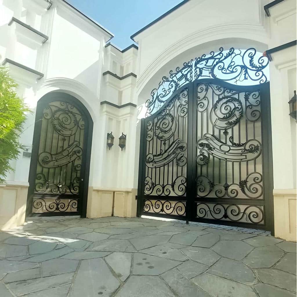 تولید درب حیاط پانل دار با پوشش کورهای مقاوم