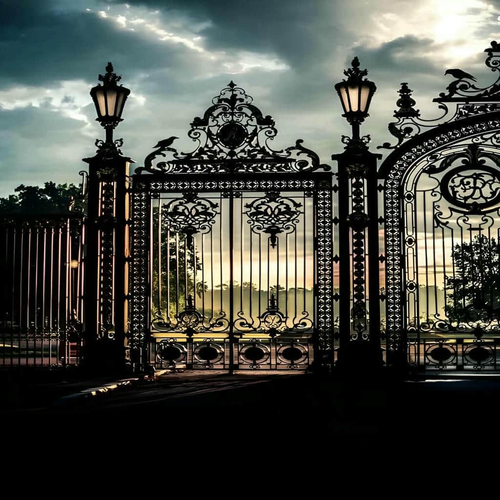 10 مدل درب حیاط طاق دار