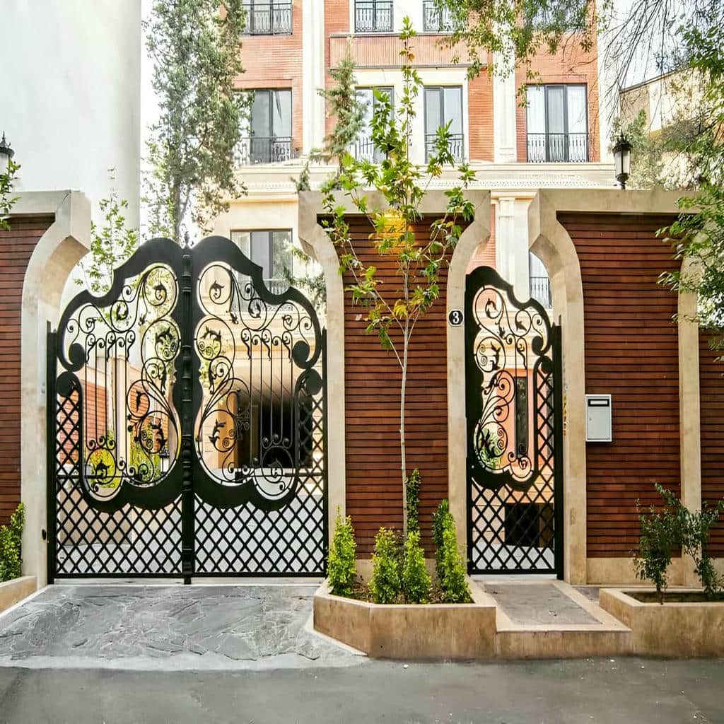 اجرای درب پارکینگ لولایی ستون دار مناسب ورودی ستون دار