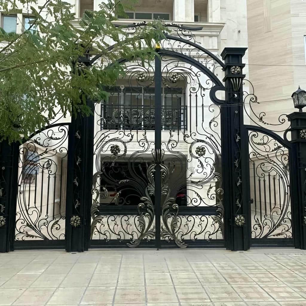 درب حیاط پانل دار عمودی هماهنگ با نمای ورودی