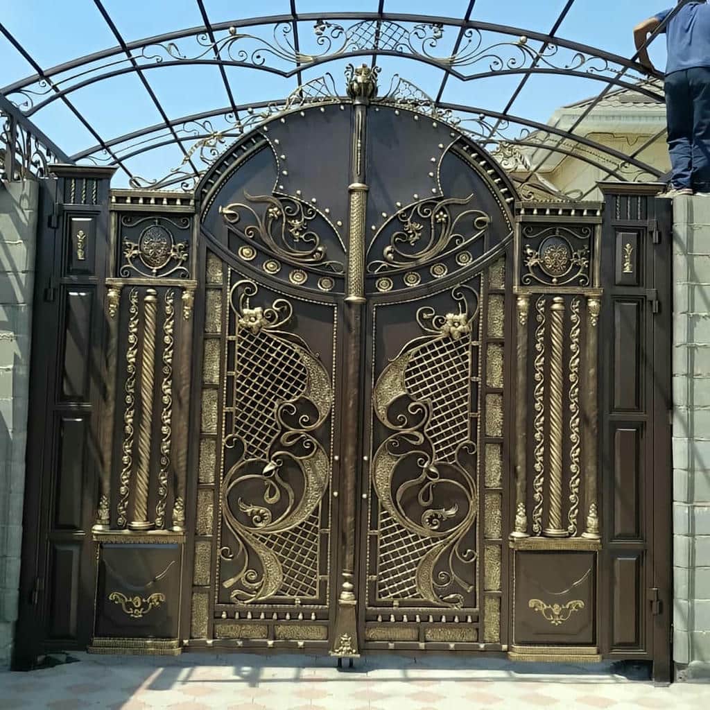 درب باغ فلزی لولایی با رنگ هماهنگ و نمای زیبا