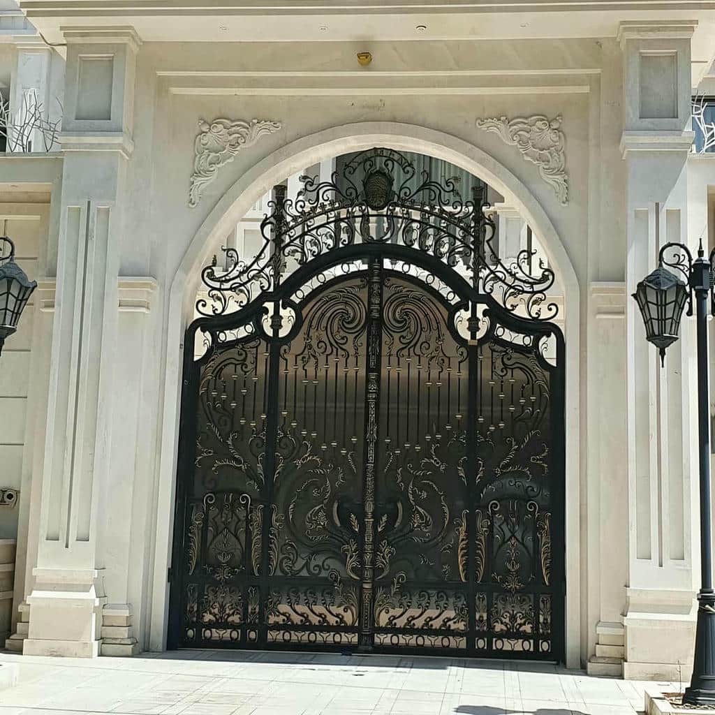 اجرای درب حیاط بزرگ پارکینگ برای ورودی ماشین رو