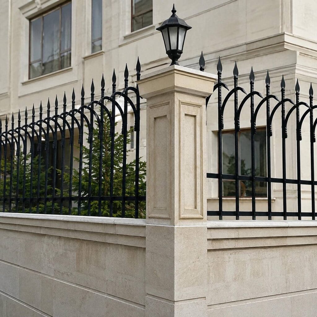 اجرای حفاظ طرح نیزه روی تاج دیوار سنگی